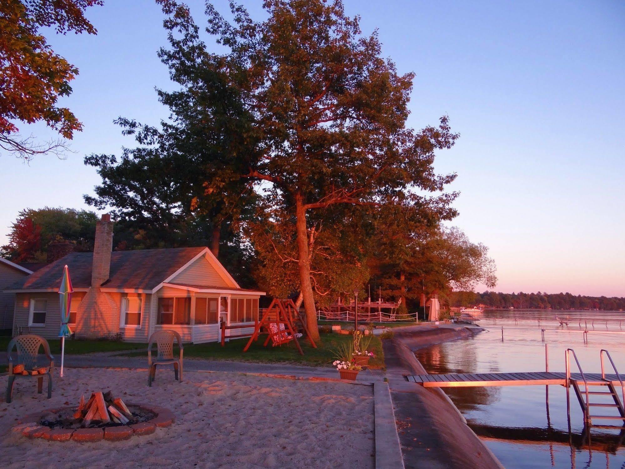 Sunset Resort Prudenville Exterior photo